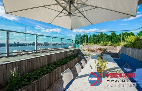 屋顶水池改造的农场餐厅