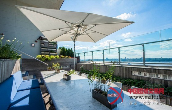 屋顶水池改造的农场餐厅