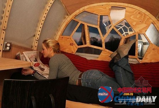 学生建造低价环保节能可移动“豆荚屋”