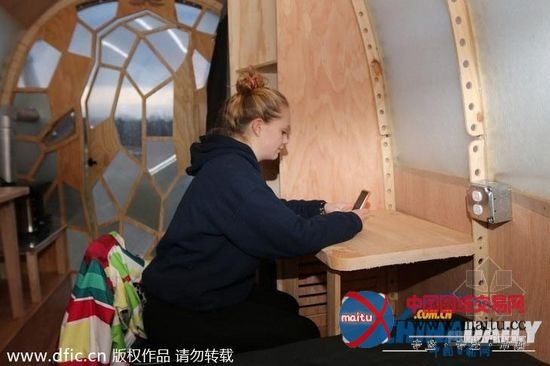 学生建造低价环保节能可移动“豆荚屋”