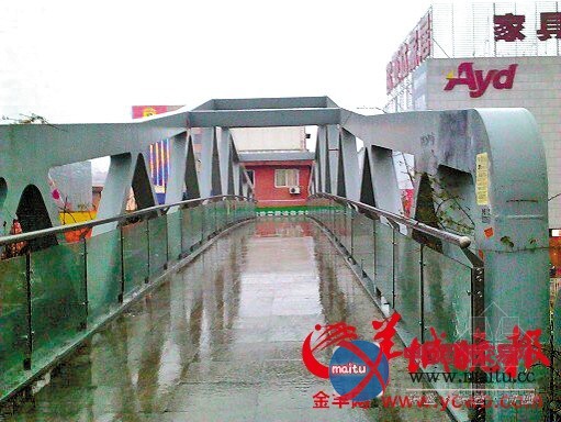 广州曾遭腰斩“天价”天桥完工 遭受冷落几成空桥