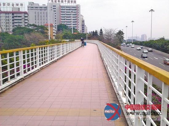 广州曾遭腰斩“天价”天桥完工 遭受冷落几成空桥