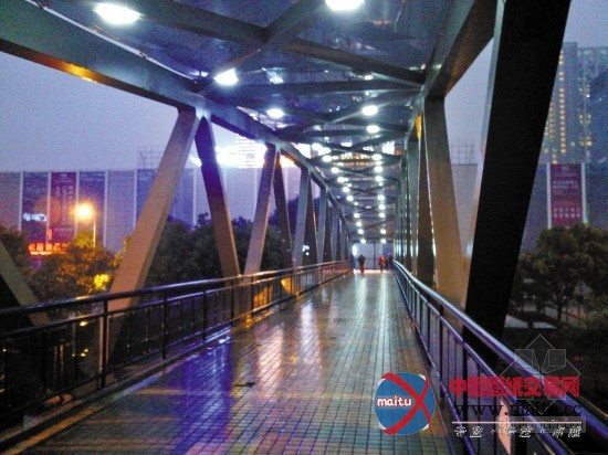 广州曾遭腰斩“天价”天桥完工 遭受冷落几成空桥