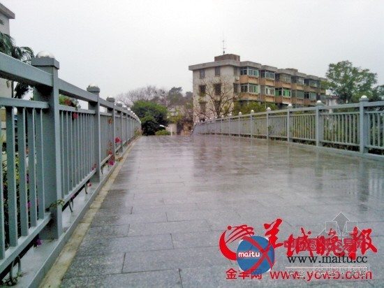 广州曾遭腰斩“天价”天桥完工 遭受冷落几成空桥