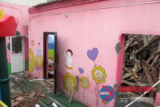 河南一幼儿园房顶坍塌 13名幼儿被埋1人死