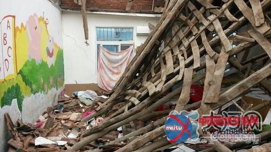 河南一幼儿园房顶坍塌 13名幼儿被埋1人死