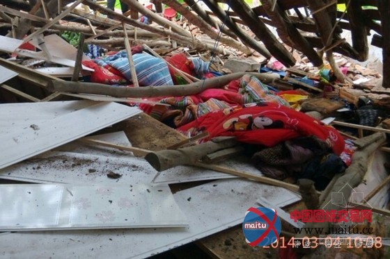 河南一幼儿园房顶坍塌 13名幼儿被埋1人死