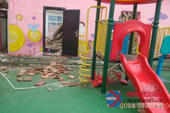 河南一幼儿园房顶坍塌 13名幼儿被埋1人死