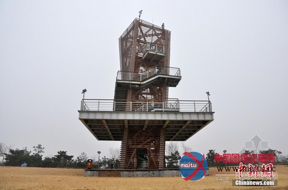 山东日照惊现“麻花”海边观景台 看着很纠结
