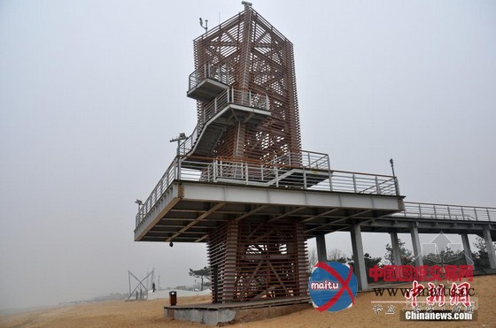 山东日照惊现“麻花”海边观景台 看着很纠结