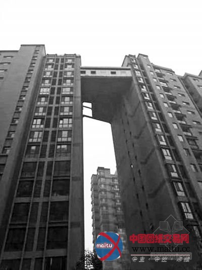 “土豪”16层高空建“空中走廊”跨度约30米