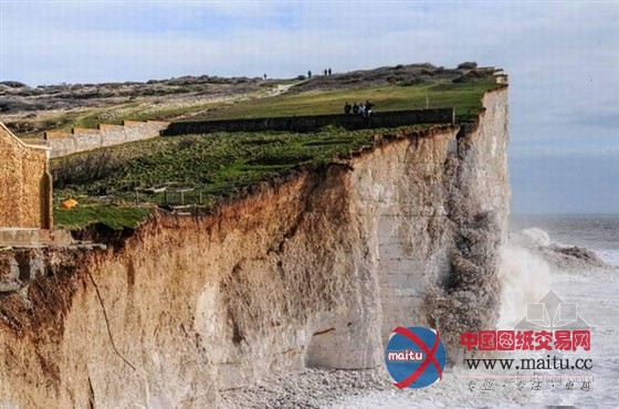 真实记录英国白垩海崖坍塌惊险瞬间(组图)