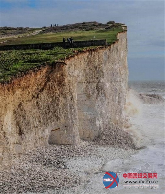 真实记录英国白垩海崖坍塌惊险瞬间(组图)