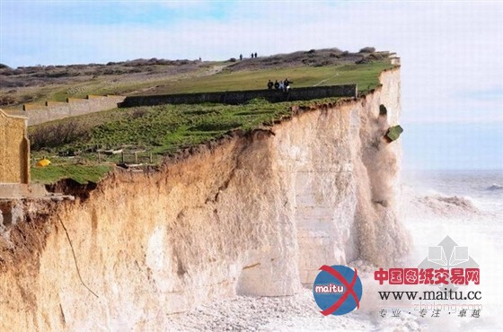 真实记录英国白垩海崖坍塌惊险瞬间(组图)