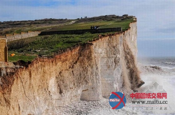 真实记录英国白垩海崖坍塌惊险瞬间(组图)