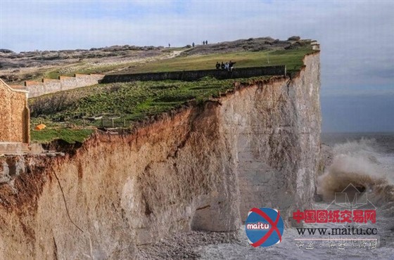真实记录英国白垩海崖坍塌惊险瞬间(组图)