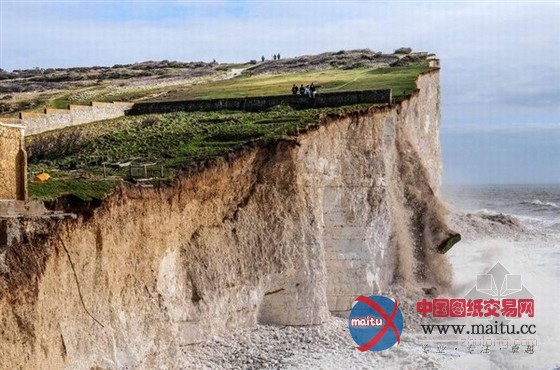 真实记录英国白垩海崖坍塌惊险瞬间(组图)