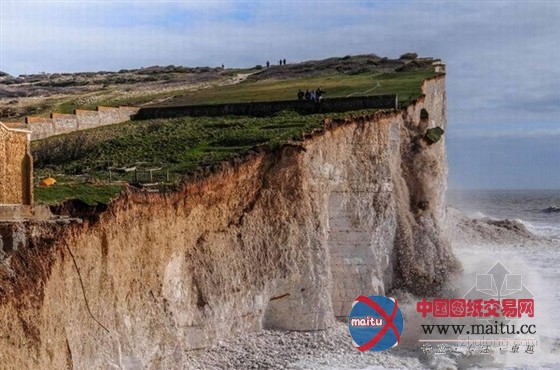 真实记录英国白垩海崖坍塌惊险瞬间(组图)