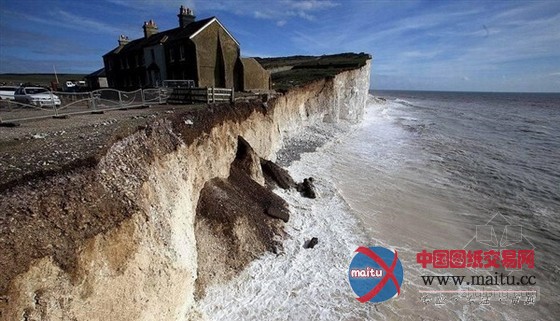 真实记录英国白垩海崖坍塌惊险瞬间(组图)