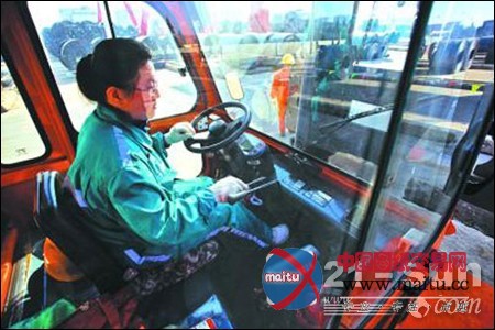 日照港女子叉车班 16名女子成亮丽风景线