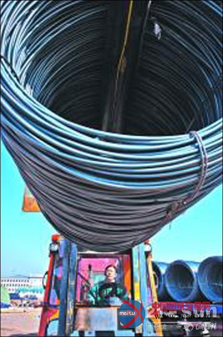 日照港女子叉车班 16名女子成亮丽风景线