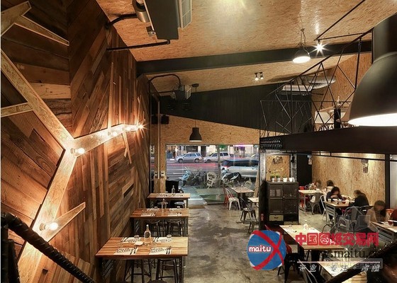 引人注目!意式料理factory披萨店装修设计