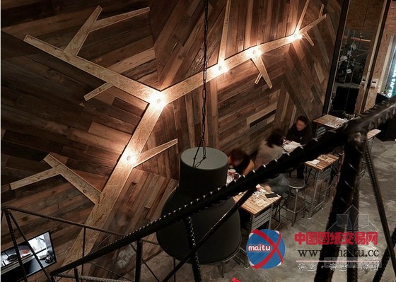 引人注目!意式料理factory披萨店装修设计