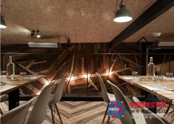 引人注目!意式料理factory披萨店装修设计