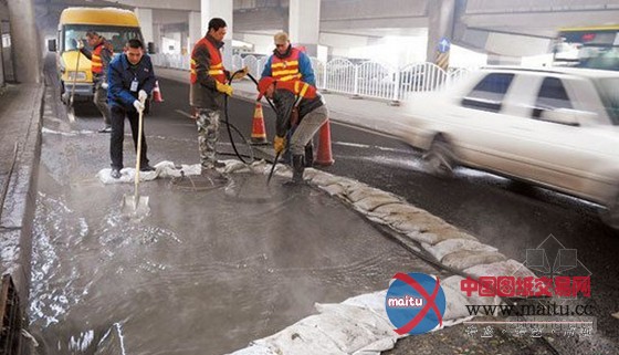 擅改管线造成四口窨井跑水