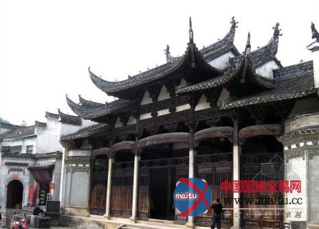 成龙向新加坡捐赠的古建筑主体结构竣工