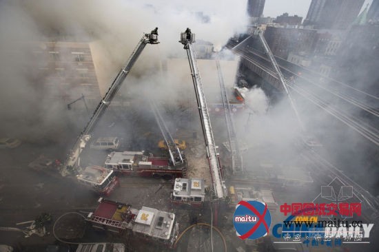 纽约两大楼爆炸 现场堪比“911”