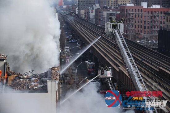 纽约两大楼爆炸 现场堪比“911”