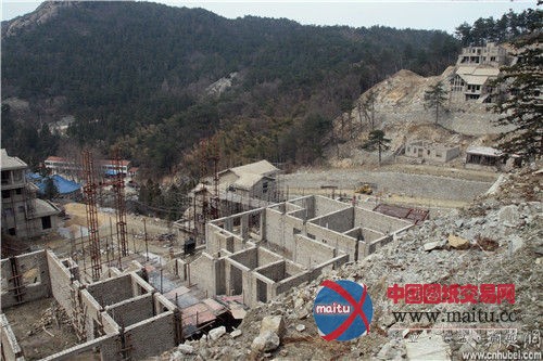 湖北开发商在景区“炸山毁林”建独栋别墅