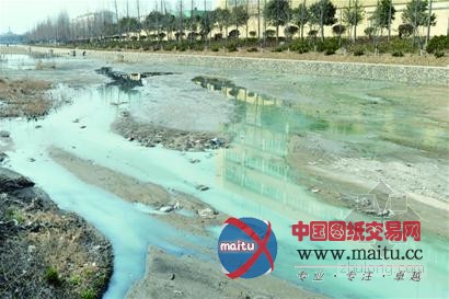 青岛:挖断排水管污水涌入景观河 臭味刺鼻