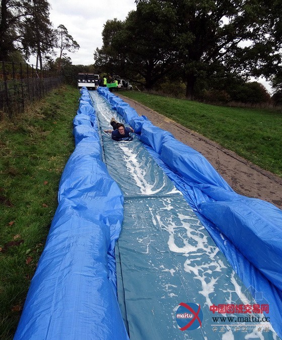 英国街头的滑道游乐场