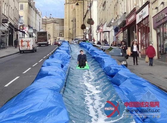 英国街头的滑道游乐场