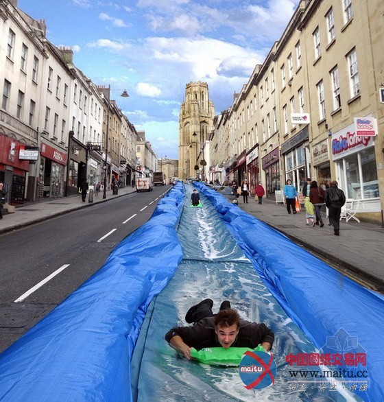 英国街头的滑道游乐场