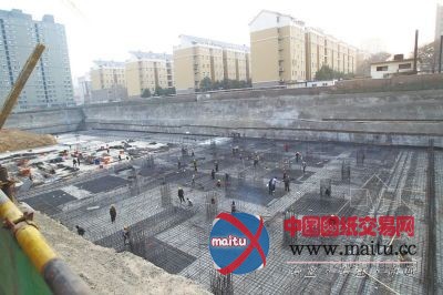 院外施工挖深坑 院内楼房现裂缝