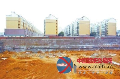 院外施工挖深坑 院内楼房现裂缝