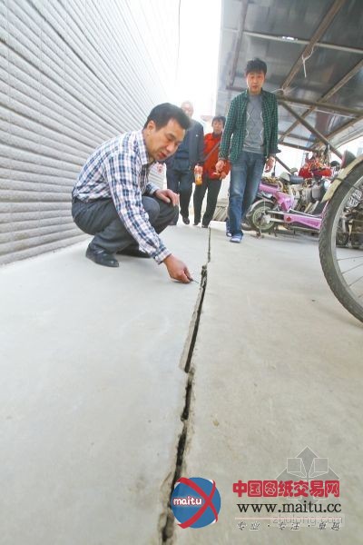 院外施工挖深坑 院内楼房现裂缝