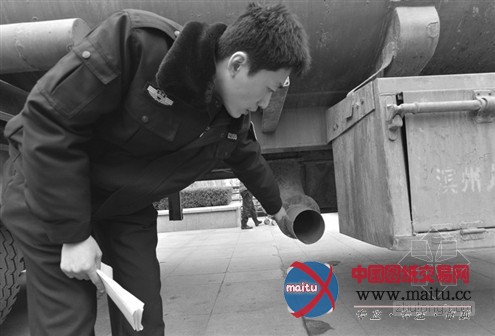 山东:深夜罐车偷排废水入护城河 司机弃车逃跑