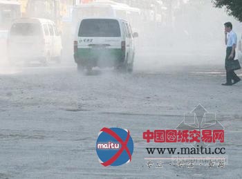 扬起灰尘小心溅自己一身“泥”