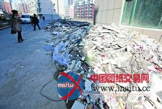 小区建筑垃圾为何堆了一年多?