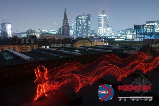 英国男子身着彩灯跑酷 形成“幻影奇观”