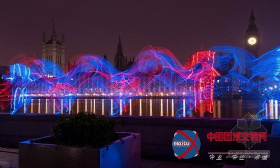 英国男子身着彩灯跑酷 形成“幻影奇观”