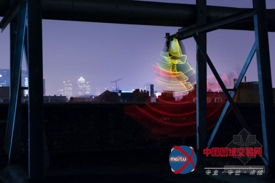 英国男子身着彩灯跑酷 形成“幻影奇观”