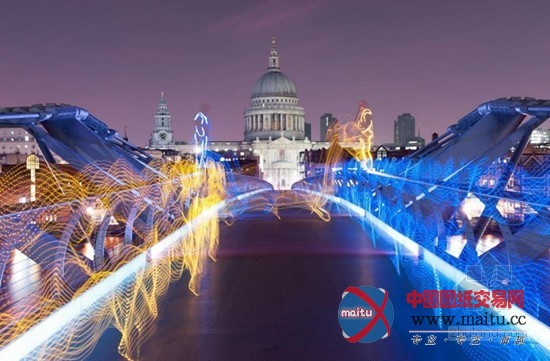 英国男子身着彩灯跑酷 形成“幻影奇观”