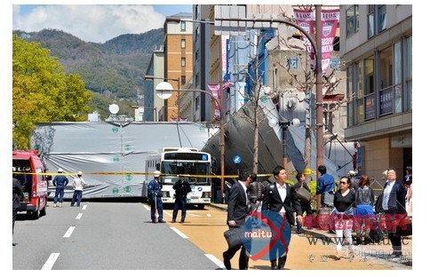 日本神户一高楼施工现场脚手架坍塌致2伤