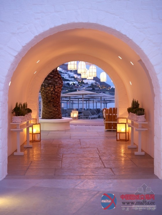 海滩边奢华精致的希腊米科诺斯阿缪斯酒店设计