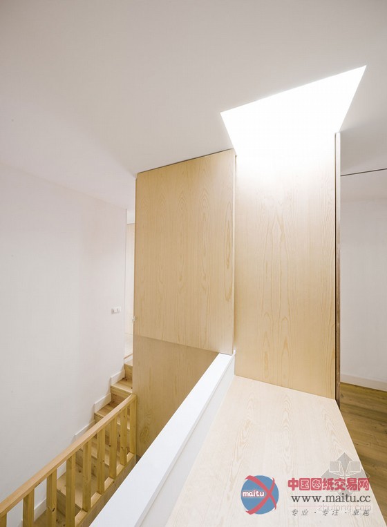 西班牙巴塞罗那翻新公寓设计 现代舒适